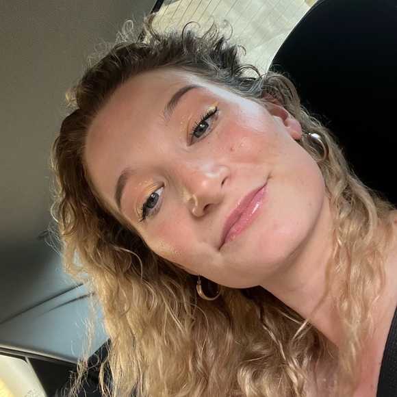 Meet your Posher, Malia - Picture 4 of 5